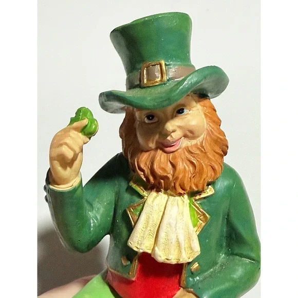 Leprechaun Holding Up A Clover WMG 2006 4" Tall Made In China - Picture 5 of 8